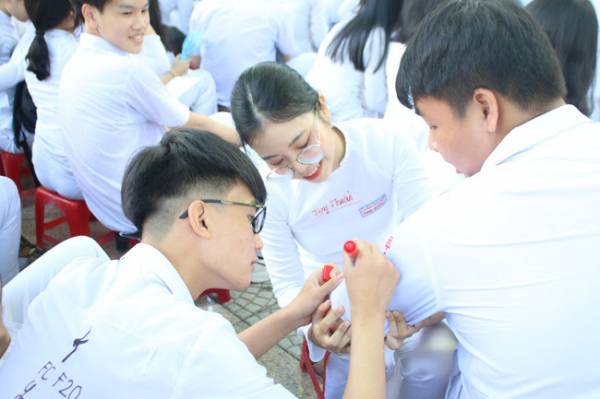 Học trò lớp 12 mất lễ bế giảng vì Covid-19, thầy hiệu trưởng viết thư tay đọc cạn nước mắt 2 Học trò lớp 12 mất lễ bế giảng vì Covid-19, thầy hiệu trưởng viết thư tay đọc cạn nước mắt 2
