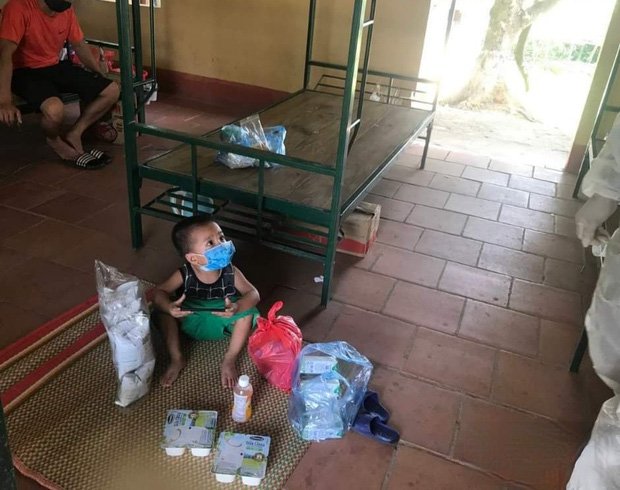 Cháu bé được cán bộ, lãnh đạo Khu cách ly 16, Tiểu đoàn 16 của Trường Sĩ quan Chính trị (thôn Thượng Lát, xã Tiên Sơn, huyện Việt Yên, tỉnh Bắc Giang) quan tâm đặc biệt. Ảnh: FB Cháu bé được cán bộ, lãnh đạo Khu cách ly 16, Tiểu đoàn 16 của Trường Sĩ quan Chính trị (thôn Thượng Lát, xã Tiên Sơn, huyện Việt Yên, tỉnh Bắc Giang) quan tâm đặc biệt. Ảnh: FB