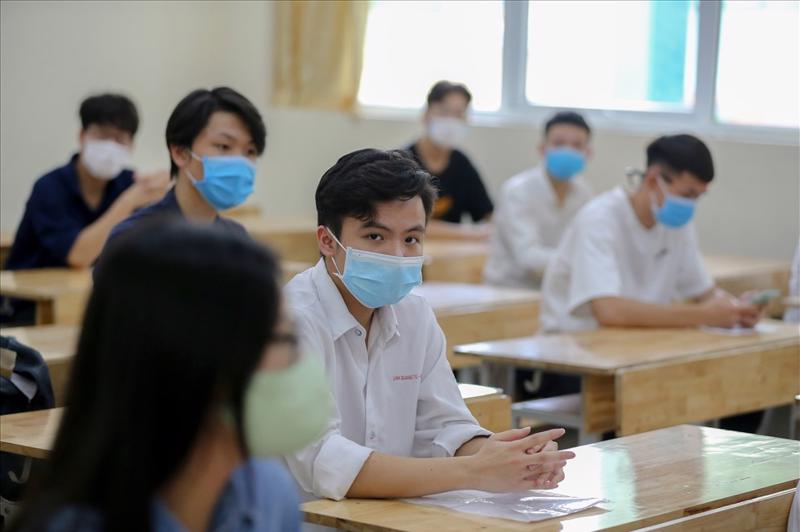 Toàn TP Hà Nội có 93.362 học sinh đăng ký tham dự kỳ thi tuyển sinh vào lớp 10 trung học phổ thông năm học 2021-2022 với 4.500 phòng thi tại 190 điểm thi; có 12.000 cán bộ, nhân viên được huy động tham gia làm công tác thi. Toàn TP Hà Nội có 93.362 học sinh đăng ký tham dự kỳ thi tuyển sinh vào lớp 10 trung học phổ thông năm học 2021-2022 với 4.500 phòng thi tại 190 điểm thi; có 12.000 cán bộ, nhân viên được huy động tham gia làm công tác thi.