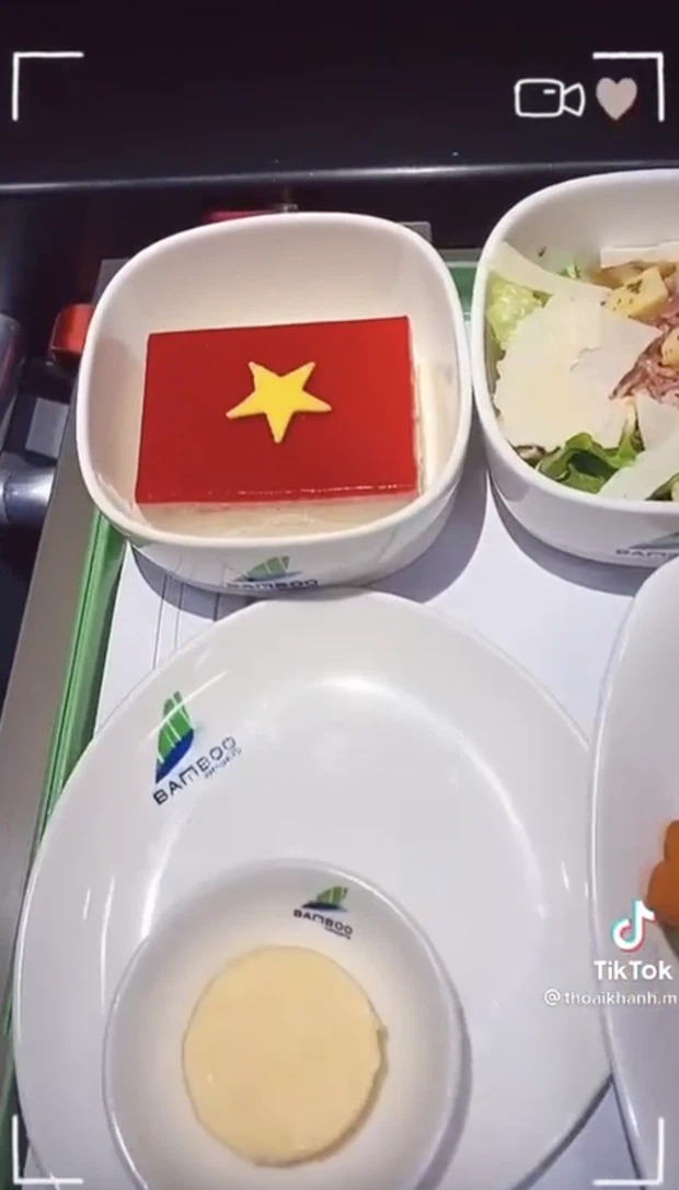 Chuyện giờ mới kể: Hé lộ suất ăn đặc biệt của ĐT Việt Nam trên chuyến bay sang Dubai 6