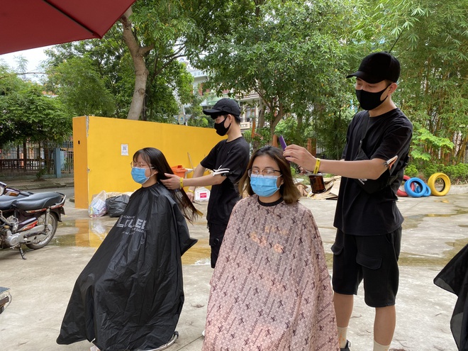 Chủ salon cắt tóc miễn phí cho y, bác sĩ ở Bắc Giang: Chỉ mong các 'chiến binh áo trắng' có mái tóc gọn hơn để tiện làm việc 2