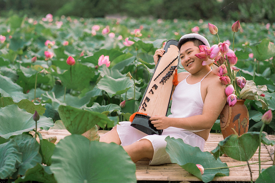 Khuấy đảo mùa sen khi diện yếm trắng e ấp, nam thanh niên khiến hội chị em cũng phải chào thua Khuấy đảo mùa sen khi diện yếm trắng e ấp, nam thanh niên khiến hội chị em cũng phải chào thua