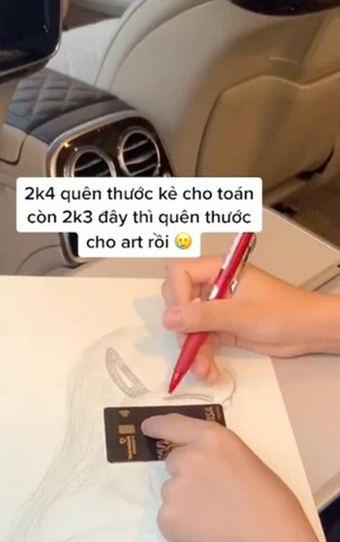 Gia Kỳ còn 'đu trend' lấy thẻ đen làm thước kẻ. Gia Kỳ còn 'đu trend' lấy thẻ đen làm thước kẻ.
