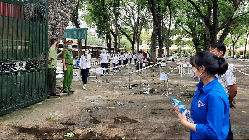 Thi lớp 10 ở Hà Nội: 38 thí sinh và 17 cán bộ coi thi vắng mặt vì dịch COVID-19 Thi lớp 10 ở Hà Nội: 38 thí sinh và 17 cán bộ coi thi vắng mặt vì dịch COVID-19
