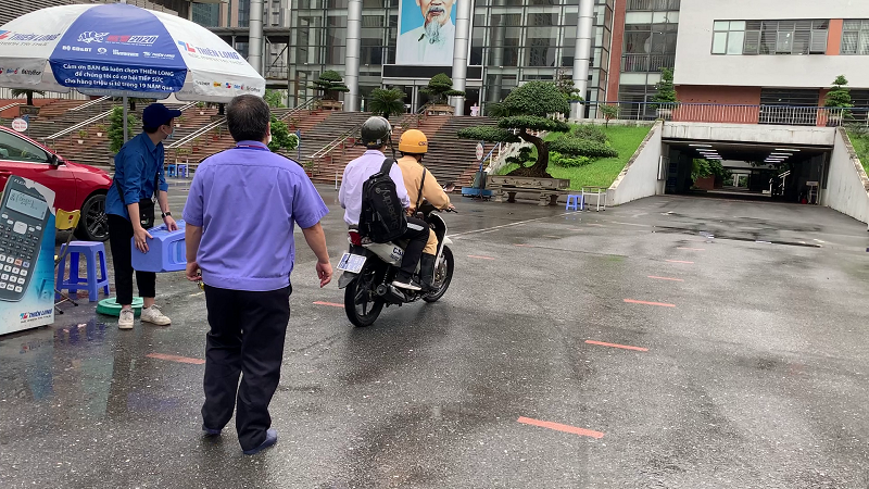 Dù vội vã xuống xe nhưng nam sinh không quên gửi lời cảm ơn. Đại uý Thành rất vui vì đã giúp được em ấy. Mong sao thí sinh này sẽ hoàn thành tốt kỳ thi của mình. Ảnh: NĐT Dù vội vã xuống xe nhưng nam sinh không quên gửi lời cảm ơn. Đại uý Thành rất vui vì đã giúp được em ấy. Mong sao thí sinh này sẽ hoàn thành tốt kỳ thi của mình. Ảnh: NĐT