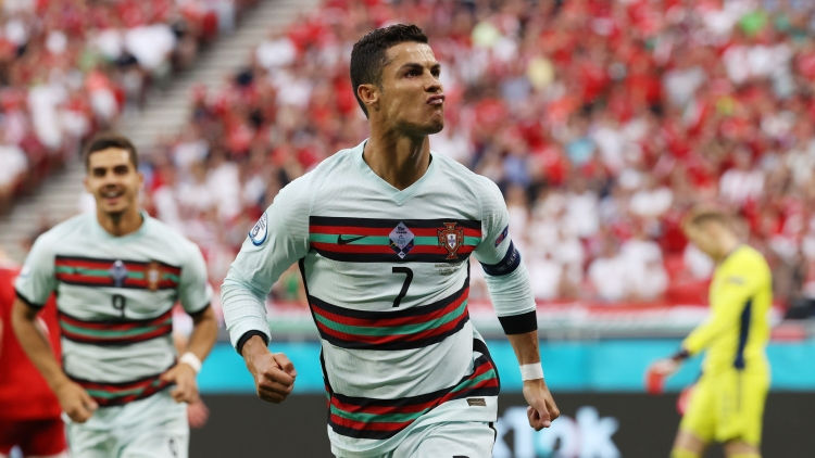 Ngoài ghét Coca, Ronaldo còn là 'người chơi hệ tâm linh' khi luôn mặc áo đấu dài tay ra sân 1