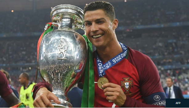 Ngoài ghét Coca, Ronaldo còn là 'người chơi hệ tâm linh' khi luôn mặc áo đấu dài tay ra sân 5