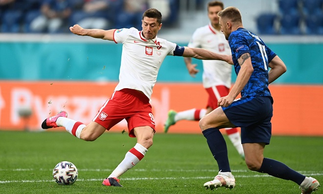 Lewandowski đã không thể tung ra cú dứt điểm nào đáng chú ý về phía khung thành của Slovakia trong suốt cả 90 phút. Lewandowski đã không thể tung ra cú dứt điểm nào đáng chú ý về phía khung thành của Slovakia trong suốt cả 90 phút.