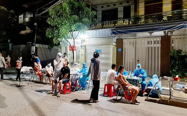 Trong đêm 15/6 và rạng sáng 16/6, cơ quan chức năng đã tập trung lấy mẫu xét nghiệm cho người dân trên địa bàn khối Văn Tiến (phường Hưng Dũng, TP Vinh). Ảnh: DN&TT Trong đêm 15/6 và rạng sáng 16/6, cơ quan chức năng đã tập trung lấy mẫu xét nghiệm cho người dân trên địa bàn khối Văn Tiến (phường Hưng Dũng, TP Vinh). Ảnh: DN&TT