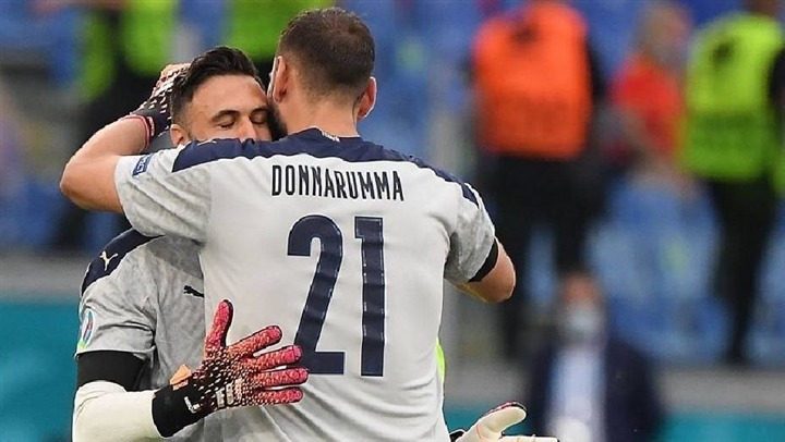 Phút 89 trong cuộc so tài giữa Italy và Xứ Wales, HLV Roberto Mancini thực hiện một trong những pha thay người kỳ lạ nhất. Ông tung thủ môn dự bị Salvatore Sirigu vào sân thế chỗ Gianluigi Donnarumma không phải vì chiến thuật mà chỉ mang tính chất động viên người gác đền kém may mắn nhất bóng đá Italy. Phút 89 trong cuộc so tài giữa Italy và Xứ Wales, HLV Roberto Mancini thực hiện một trong những pha thay người kỳ lạ nhất. Ông tung thủ môn dự bị Salvatore Sirigu vào sân thế chỗ Gianluigi Donnarumma không phải vì chiến thuật mà chỉ mang tính chất động viên người gác đền kém may mắn nhất bóng đá Italy.