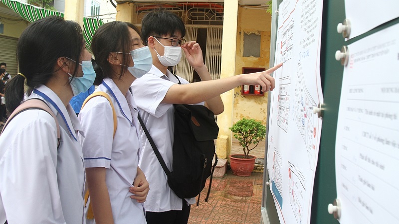 Thí sinh tra cứu SBD tại Hội đồng thi Trường THPT Trần Nguyên Hãn, quận Lê Chân. Ảnh: GDTĐ