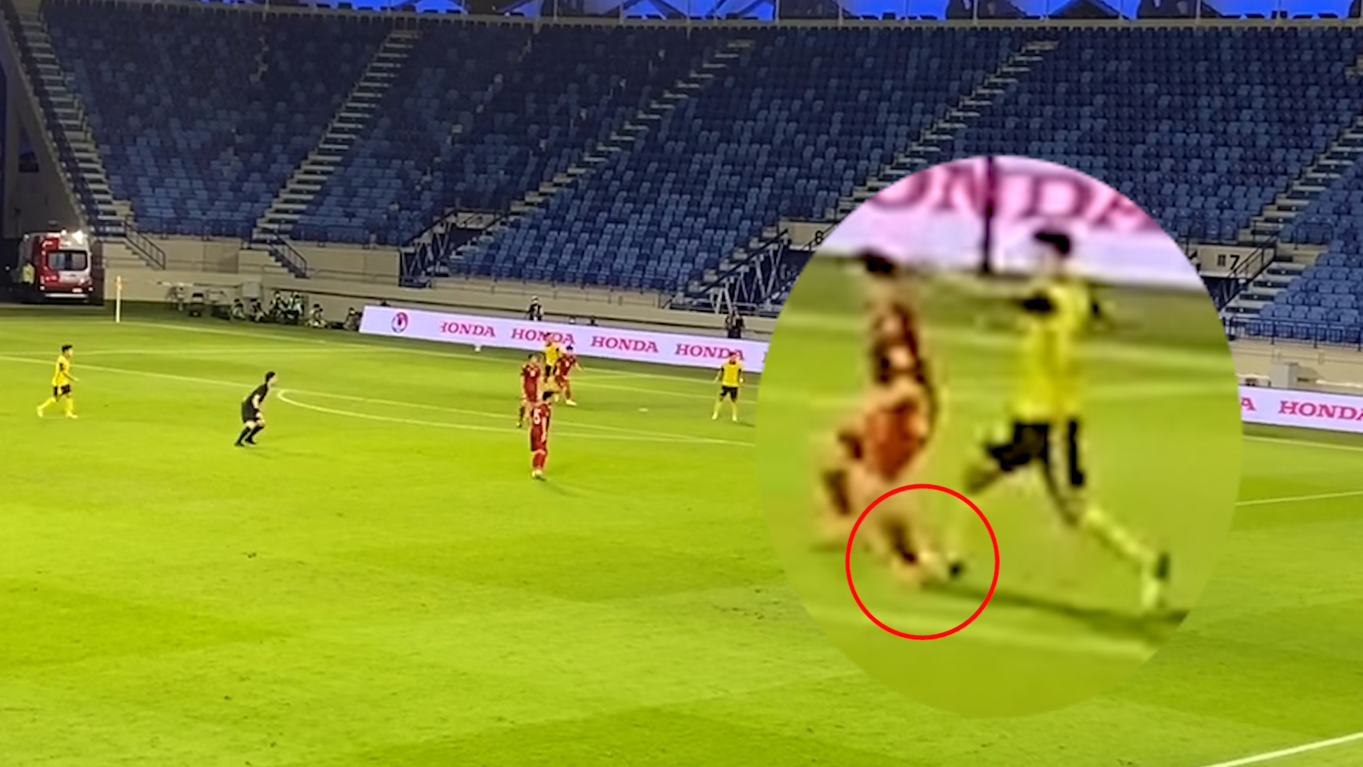 Văn Toàn bị CĐV Thái Lan mỉa mai vì chiêu marketing bán áo in hình cú ngã kiếm penalty 1 Văn Toàn bị CĐV Thái Lan mỉa mai vì chiêu marketing bán áo in hình cú ngã kiếm penalty 1