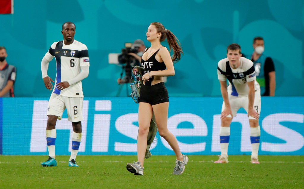EURO 2020: 'Bóng hồng' xinh đẹp lao xuống sân trận Phần Lan - Bỉ để quảng cáo tiền ảo 1 EURO 2020: 'Bóng hồng' xinh đẹp lao xuống sân trận Phần Lan - Bỉ để quảng cáo tiền ảo 1