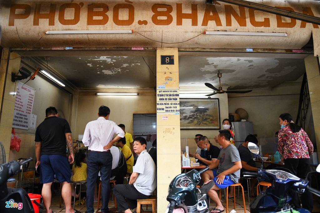 Mới 8h30 sáng chủ quán phở đã phải thông báo hết hàng. Ảnh: Zingnew.vn
