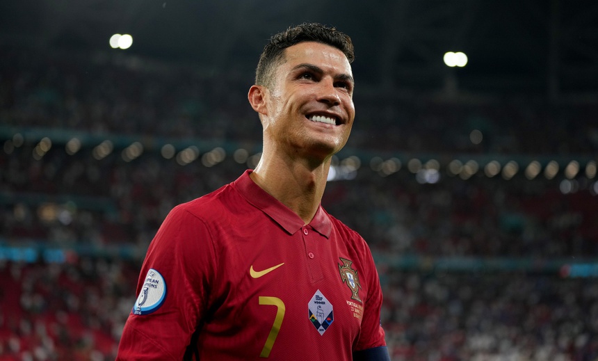 Ronaldo san bằng kỷ lục ghi bàn mọi thời đại, huyền thoại Ali Daei nói gì? 5 Ronaldo san bằng kỷ lục ghi bàn mọi thời đại, huyền thoại Ali Daei nói gì? 5