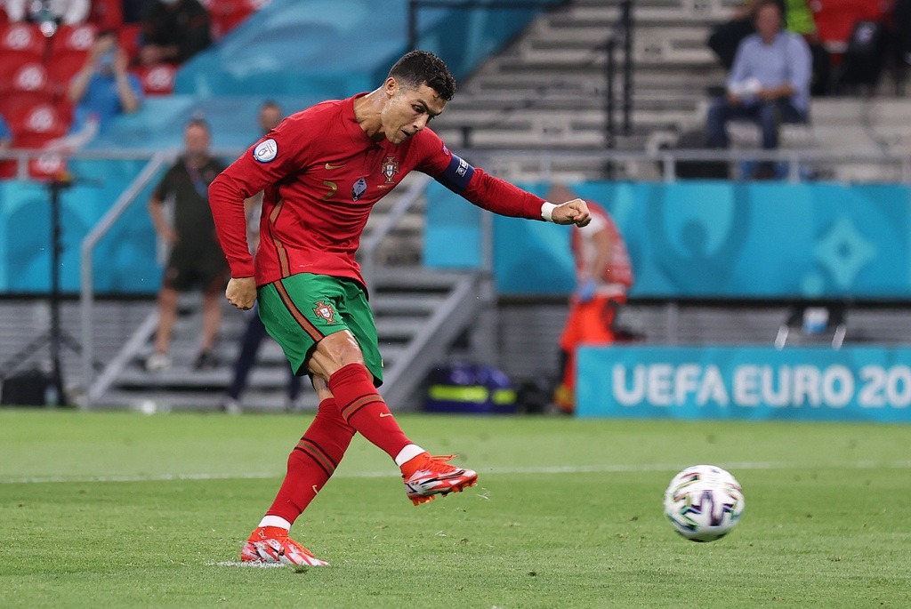CR7 đang là cầu thủ ghi nhiều bàn nhất (14 bàn) tại EURO.