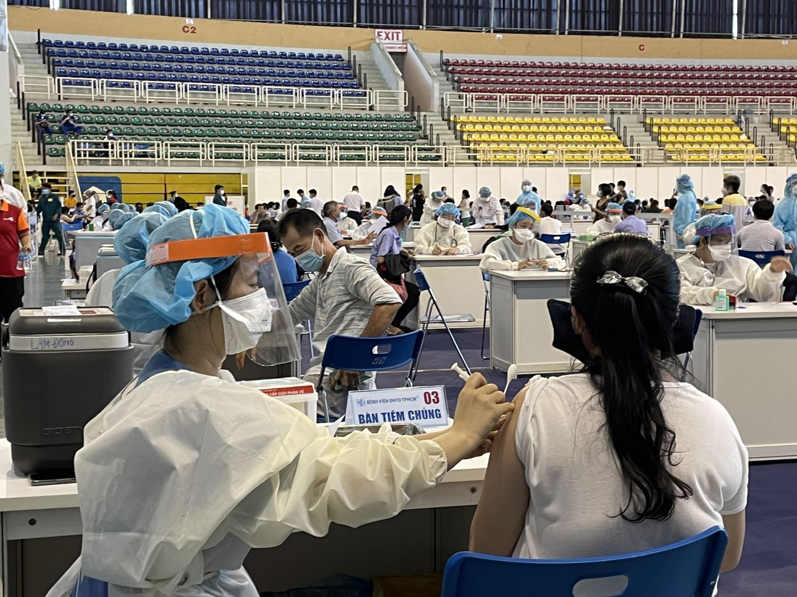 Sáng 26/6, tình trạng ùn ứ khu vực các cổng của nhà thi đấu Phú Thọ (TP.HCM) cải thiện so với hai ngày trước. Ảnh: FB Sáng 26/6, tình trạng ùn ứ khu vực các cổng của nhà thi đấu Phú Thọ (TP.HCM) cải thiện so với hai ngày trước. Ảnh: FB
