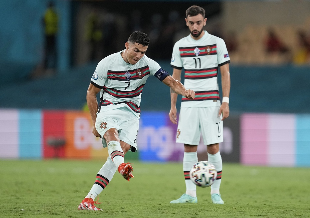 Bruno Fernandes cũng cần cải thiện bản thân. Anh thi đấu bùng nổ ở Man Utd nhưng khi lên tuyển, tiền vệ sinh năm 1994 chỉ còn là cái bóng. Bruno Fernandes cũng cần cải thiện bản thân. Anh thi đấu bùng nổ ở Man Utd nhưng khi lên tuyển, tiền vệ sinh năm 1994 chỉ còn là cái bóng.