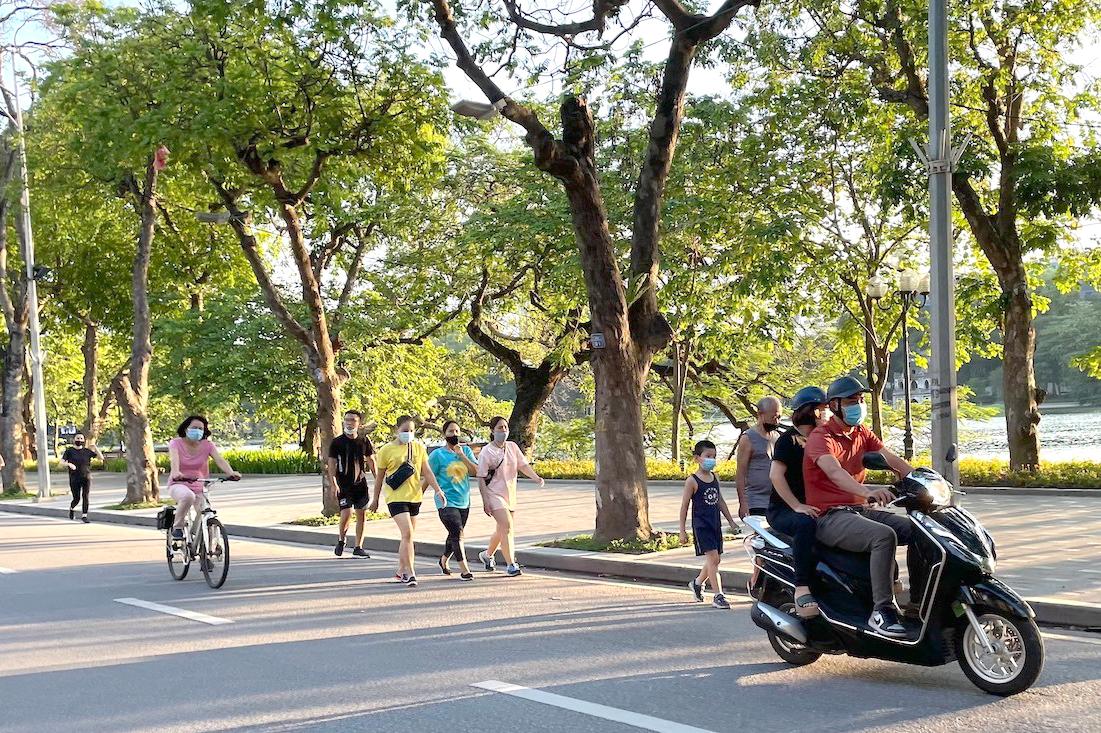 Các hoạt động đi bộ, chạy bộ, đạp xe đạp, vận động tại chỗ... khiến nhiều tuyến phố ở Hà Nội sôi động hơn