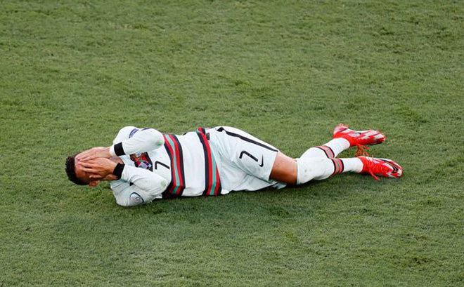 Lầm lũi rời EURO cuối cùng sự nghiệp, Ronaldo còn bị CĐV đồng loạt chế giễu hành động ăn vạ 4 Lầm lũi rời EURO cuối cùng sự nghiệp, Ronaldo còn bị CĐV đồng loạt chế giễu hành động ăn vạ 4