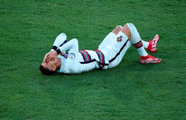Lầm lũi rời EURO cuối cùng sự nghiệp, Ronaldo còn bị CĐV đồng loạt chế giễu hành động ăn vạ 2 Lầm lũi rời EURO cuối cùng sự nghiệp, Ronaldo còn bị CĐV đồng loạt chế giễu hành động ăn vạ 2
