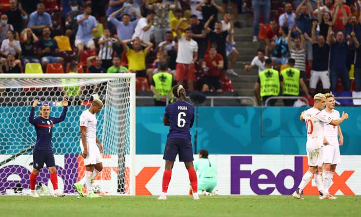 Cả 3 tuyến của tuyển Pháp thi đấu hời hợt trong 10 phút cuối. Pogba và các đồng đội bị đối thủ áp đảo về tinh thần thi đấu. Cả 3 tuyến của tuyển Pháp thi đấu hời hợt trong 10 phút cuối. Pogba và các đồng đội bị đối thủ áp đảo về tinh thần thi đấu.