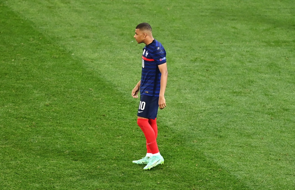 Mbappe được HLV Didier Deschamps trao nhiệm vụ thực hiện quả phạt đền cuối cùng trong 5 loạt đầu tiên. Lúc này, tỷ số là 5-4 cho Thụy Sĩ. Áp lực nặng nề dồn lên vai 'Ninja rùa', người đã chơi không tốt từ đầu trận. Ảnh: Getty Mbappe được HLV Didier Deschamps trao nhiệm vụ thực hiện quả phạt đền cuối cùng trong 5 loạt đầu tiên. Lúc này, tỷ số là 5-4 cho Thụy Sĩ. Áp lực nặng nề dồn lên vai 'Ninja rùa', người đã chơi không tốt từ đầu trận. Ảnh: Getty