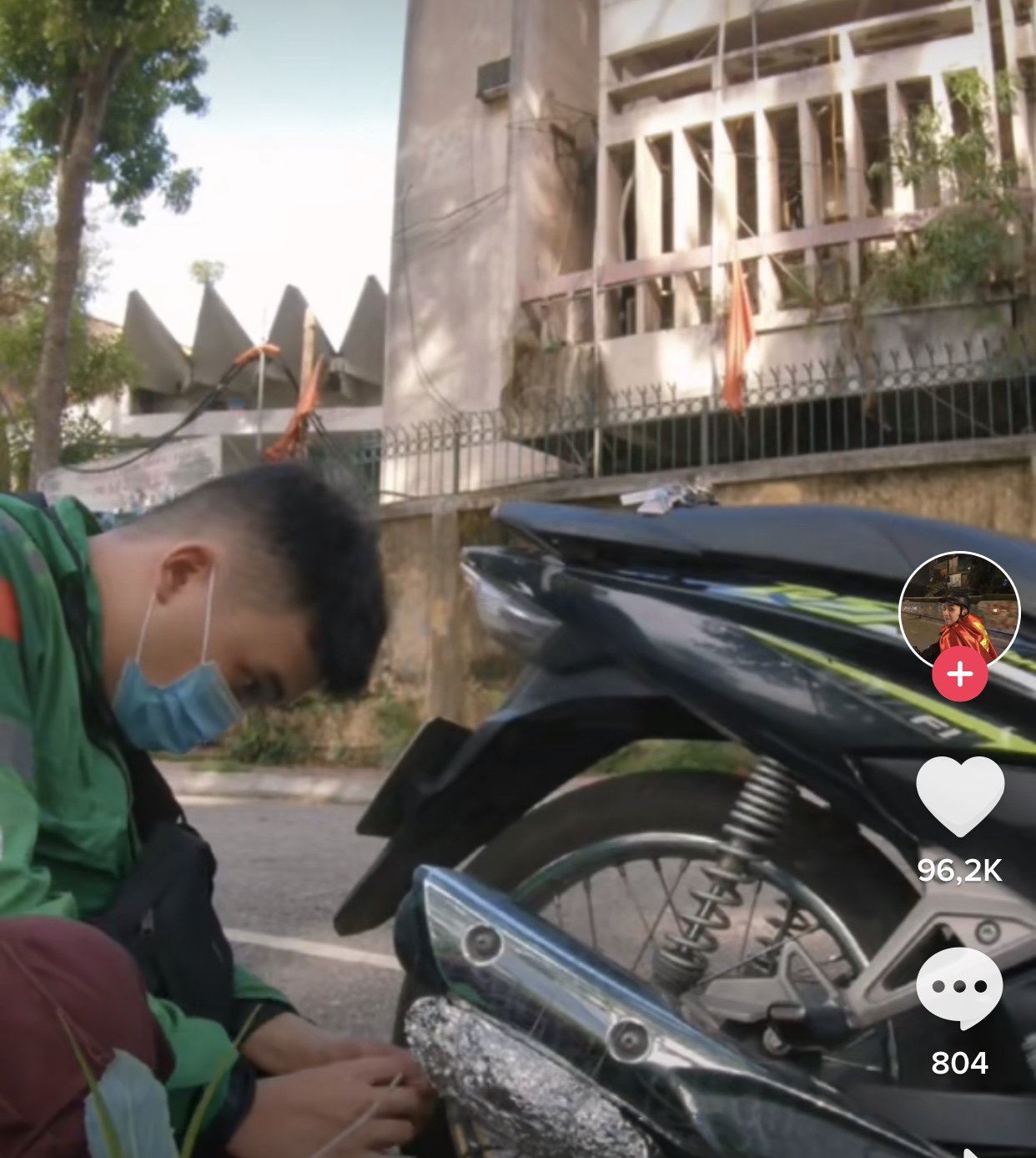 Không chỉ nướng cả con gà, tài xế xe ôm công nghệ còn nấu lẩu chỉ bằng cái ống pô xe máy 1 Không chỉ nướng cả con gà, tài xế xe ôm công nghệ còn nấu lẩu chỉ bằng cái ống pô xe máy 1