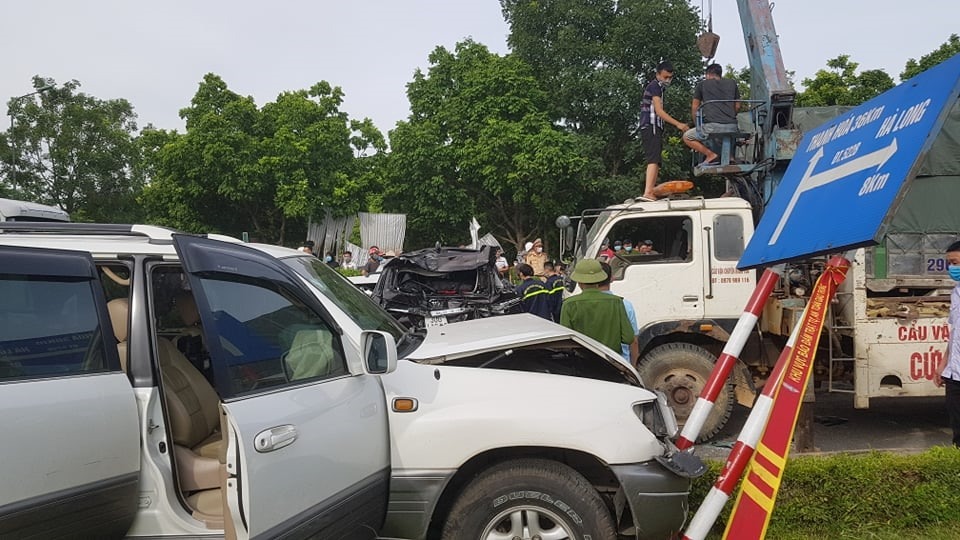 Xe bồn lao thẳng vào các xe dùng đèn đỏ, 7 ô tô bị hư hại nghiêm trọng Xe bồn lao thẳng vào các xe dùng đèn đỏ, 7 ô tô bị hư hại nghiêm trọng