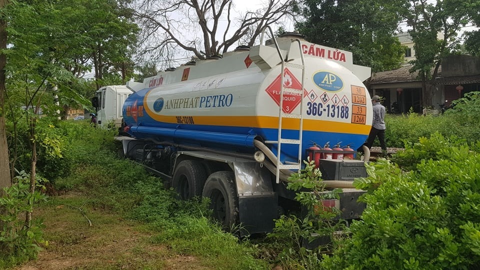 Xe bồn lao thẳng vào các xe dùng đèn đỏ, 7 ô tô bị hư hại nghiêm trọng Xe bồn lao thẳng vào các xe dùng đèn đỏ, 7 ô tô bị hư hại nghiêm trọng