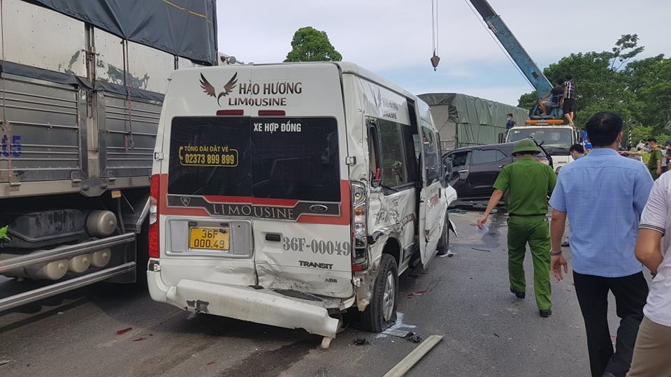 Nhiều ô tô bị hư hỏng nghiêm trọng sau vụ tai nạn. Ảnh: FB Nhiều ô tô bị hư hỏng nghiêm trọng sau vụ tai nạn. Ảnh: FB