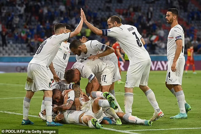 Chân sút số 1 Italia trở thành trò cười vì màn ăn vạ thô thiển trong trận tứ kết EURO 2020 Chân sút số 1 Italia trở thành trò cười vì màn ăn vạ thô thiển trong trận tứ kết EURO 2020