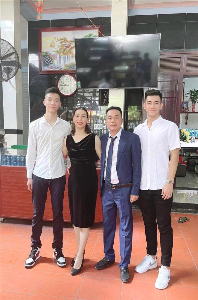 Việc có ngoại hình cao ráo (1m82) cùng body săn chắc, gương mặt nam tính, chân sút gốc Hải Dương đã đốn tim không ít chị em. Nhìn ảnh cả gia đình ai cũng trầm trồ vì cả nhà trông như toàn người mẫu. Việc có ngoại hình cao ráo (1m82) cùng body săn chắc, gương mặt nam tính, chân sút gốc Hải Dương đã đốn tim không ít chị em. Nhìn ảnh cả gia đình ai cũng trầm trồ vì cả nhà trông như toàn người mẫu.
