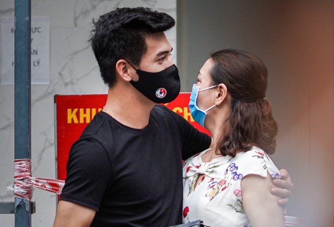 Trưa 30/6, tiền đạo Nguyễn Tiến Linh là thành viên tuyển Việt Nam đầu tiên rời khu cách ly và được người thân đến đón. Ảnh: Zing Trưa 30/6, tiền đạo Nguyễn Tiến Linh là thành viên tuyển Việt Nam đầu tiên rời khu cách ly và được người thân đến đón. Ảnh: Zing