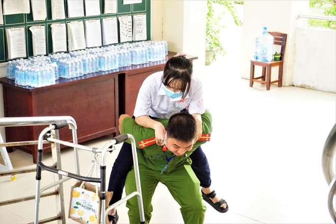 Thí sinh bày tỏ lòng biết ơn trước tấm lòng của thượng uý Hữu. Ảnh: FB Thí sinh bày tỏ lòng biết ơn trước tấm lòng của thượng uý Hữu. Ảnh: FB