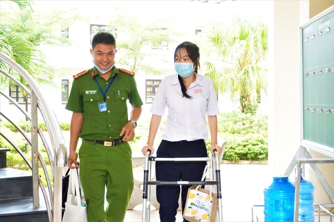 Thí sinh Lê Trần Minh Thạnh (bên phải) đi lại rất khó khăn vì gặp sự cố cách đây 2 tháng. Ảnh: DT Thí sinh Lê Trần Minh Thạnh (bên phải) đi lại rất khó khăn vì gặp sự cố cách đây 2 tháng. Ảnh: DT
