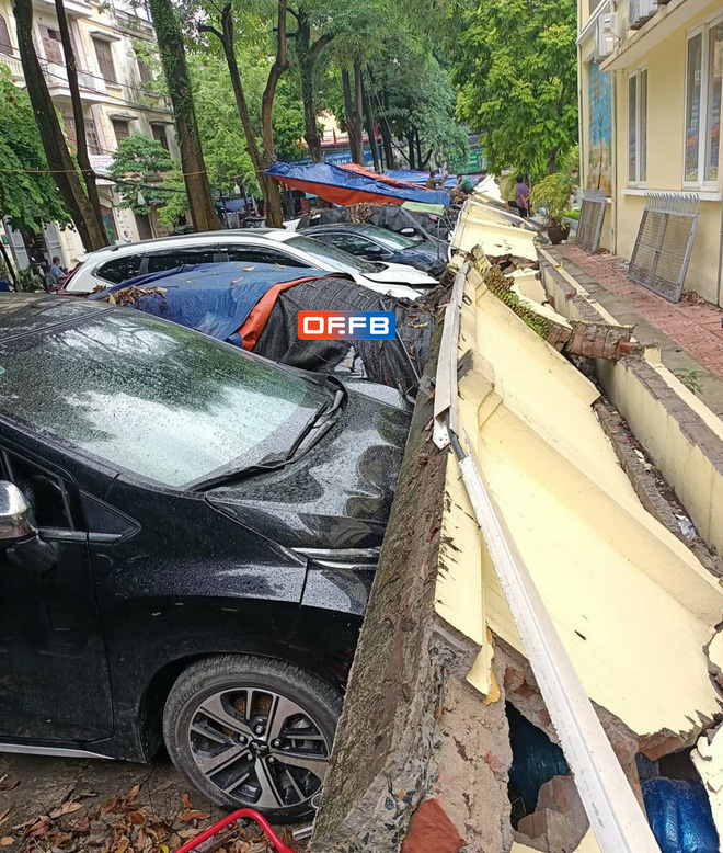 Bức tường cáo hơn 2m dài khoảng 50m của trường mầm non đổ sập trong cơn mưa, đè hàng loạt ô tô trên vỉa hè. Ảnh: FB Bức tường cáo hơn 2m dài khoảng 50m của trường mầm non đổ sập trong cơn mưa, đè hàng loạt ô tô trên vỉa hè. Ảnh: FB