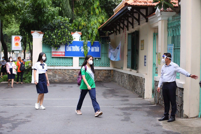 Thi tốt nghiệp THPT 2021: Vì sao các thí sinh dương tính Covid-19 vẫn lọt vào phòng thi? 1 Thi tốt nghiệp THPT 2021: Vì sao các thí sinh dương tính Covid-19 vẫn lọt vào phòng thi? 1