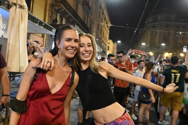 Nữ CĐV xinh đẹp 'đi bão' mừng Italia vô địch EURO 2020, bàn tay hư của nam cảnh sát gây chú ý 1
