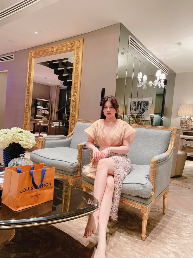 NTK Thái Công review tấm gương giá 2 tỷ trong nhà nữ đại gia Sài thành, dân tình kêu thua hàng chợ 3 NTK Thái Công review tấm gương giá 2 tỷ trong nhà nữ đại gia Sài thành, dân tình kêu thua hàng chợ 3