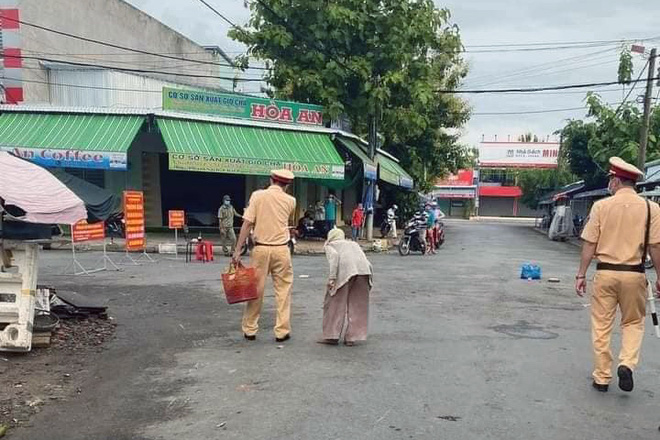 Cụ bà còng lưng mang rau đi bán khi chợ bị phong toả, 2 chiến sĩ CSGT có hành động nhận 'mưa' lời khen 1