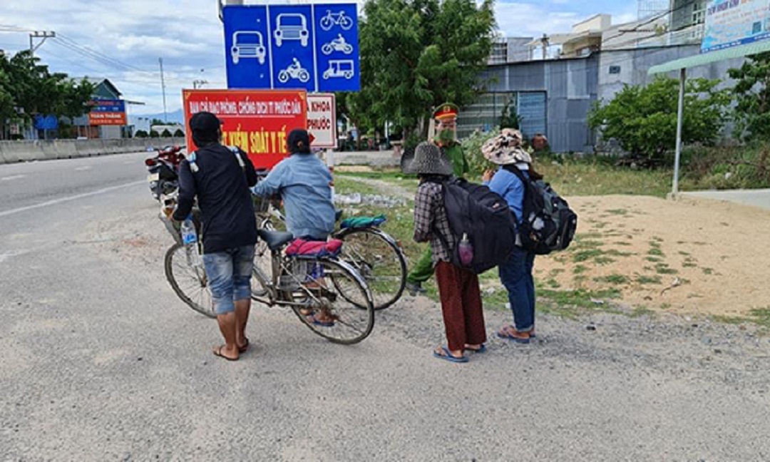 Chủ tàu thất thu vì dịch, 4 ngư dân không tiền đành đi bộ từ Ninh Thuận về Phú Yên 3 Chủ tàu thất thu vì dịch, 4 ngư dân không tiền đành đi bộ từ Ninh Thuận về Phú Yên 3