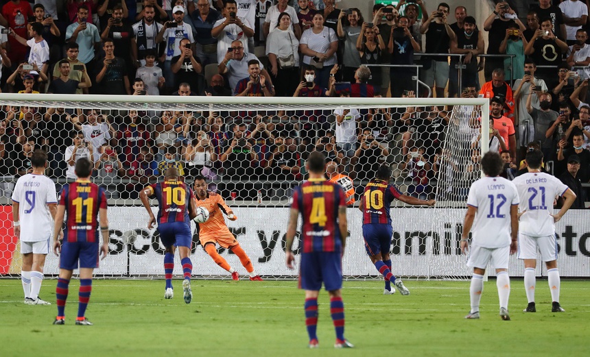 Ronaldinho lại làm say đắm các hàng triệu CĐV, suýt ghi bàn từ cự ly 40m 4 Ronaldinho lại làm say đắm các hàng triệu CĐV, suýt ghi bàn từ cự ly 40m 4