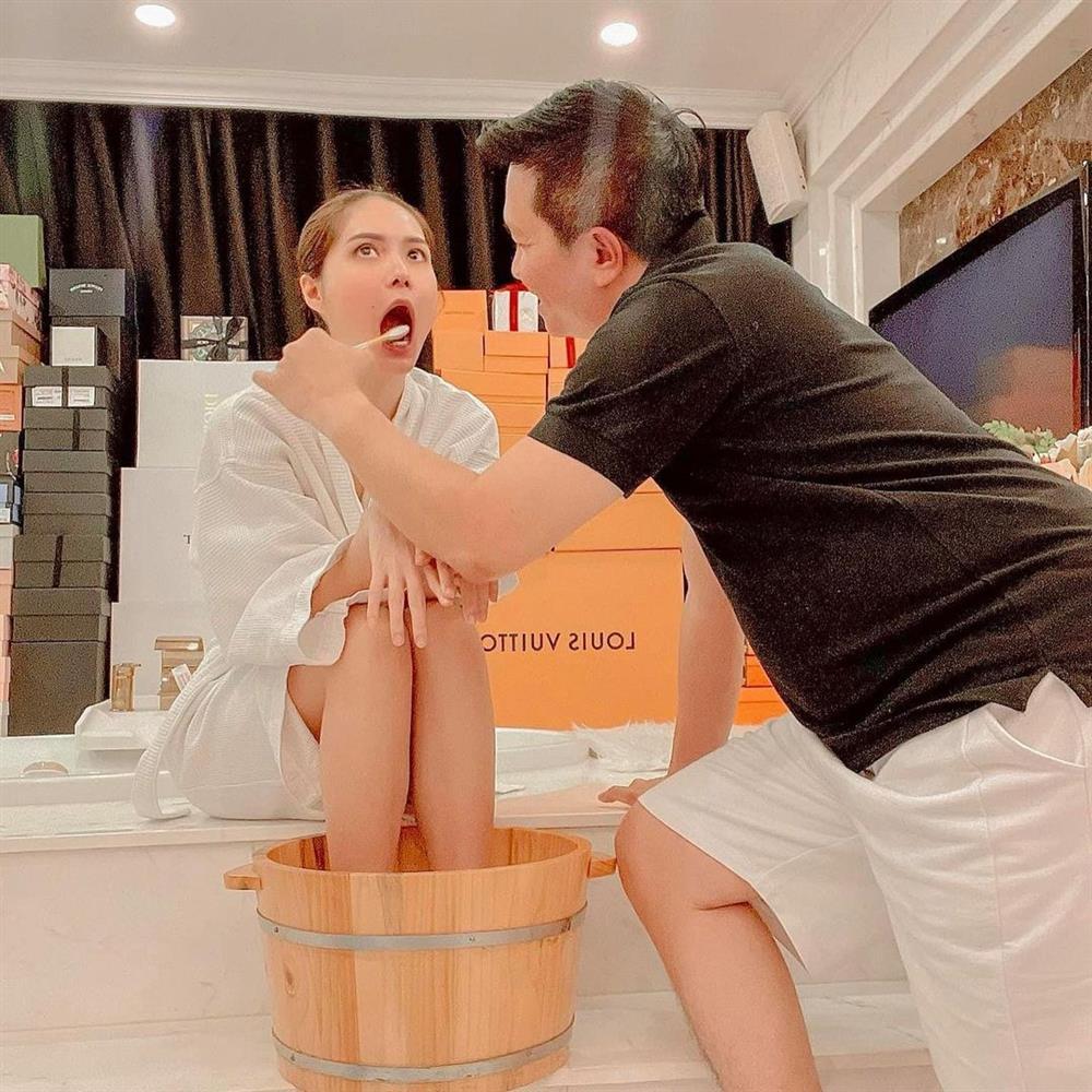Nữ ca sĩ ở biệt phủ 200 tỷ lại khiến chị em phát hờn khi được chồng chăm sóc tận răng 5 Nữ ca sĩ ở biệt phủ 200 tỷ lại khiến chị em phát hờn khi được chồng chăm sóc tận răng 5