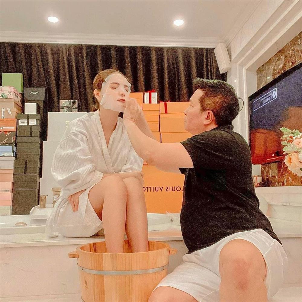 Nữ ca sĩ ở biệt phủ 200 tỷ lại khiến chị em phát hờn khi được chồng chăm sóc tận răng 3 Nữ ca sĩ ở biệt phủ 200 tỷ lại khiến chị em phát hờn khi được chồng chăm sóc tận răng 3
