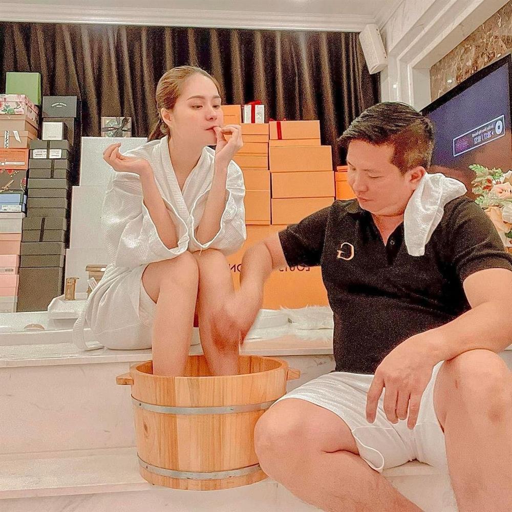 Nữ ca sĩ ở biệt phủ 200 tỷ lại khiến chị em phát hờn khi được chồng chăm sóc tận răng 2 Nữ ca sĩ ở biệt phủ 200 tỷ lại khiến chị em phát hờn khi được chồng chăm sóc tận răng 2