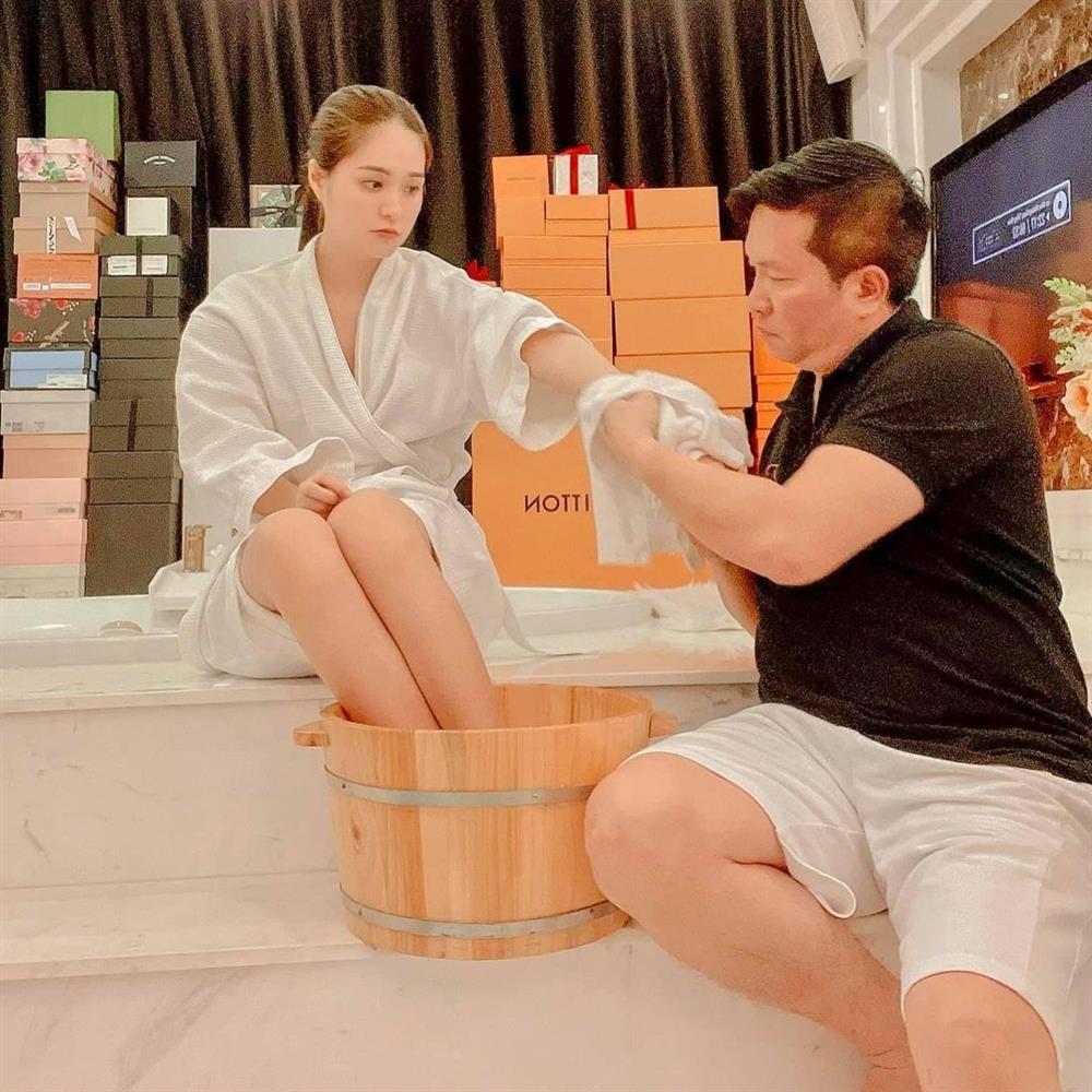 Đoàn Di Băng còn gọi luôn chồng là 'sen' để mọi người thấy rõ sự cung phụng mà ông xã dành cho cô như thế nào.