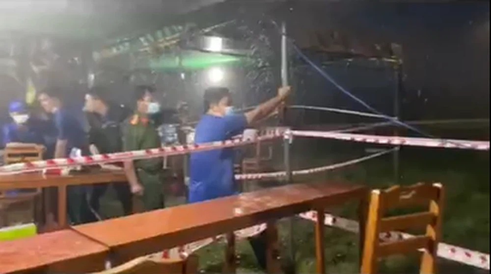 Bất kể nắng mưa, đêm ngày, những 'chiến binh' ở chốt làm việc liên tục không nghỉ ngơi trong nhiều ngày qua. Ảnh cắt clip Bất kể nắng mưa, đêm ngày, những 'chiến binh' ở chốt làm việc liên tục không nghỉ ngơi trong nhiều ngày qua. Ảnh cắt clip