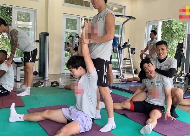 Công Phượng giả ngất để tấu hài cho đồng đội khi tập thể lực ở phòng gym. Công Phượng giả ngất để tấu hài cho đồng đội khi tập thể lực ở phòng gym.