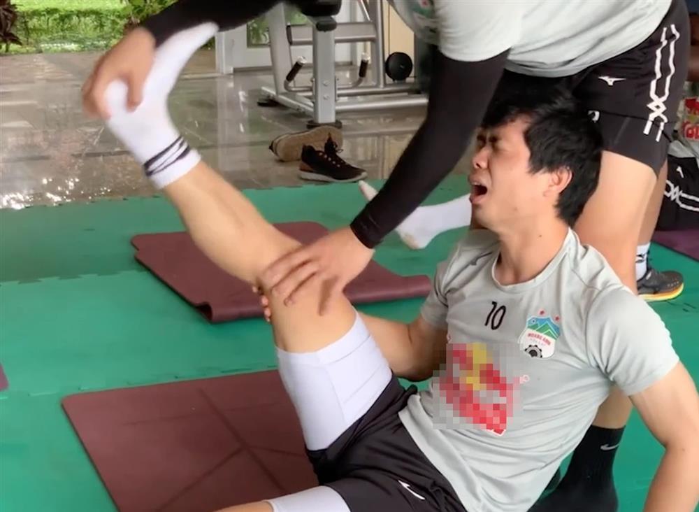 Công Phượng lại gây sốt với loạt biểu cảm cực 'mặn' trong lúc tập luyện, fans khuyên nên đi diễn hài 1 Công Phượng lại gây sốt với loạt biểu cảm cực 'mặn' trong lúc tập luyện, fans khuyên nên đi diễn hài 1